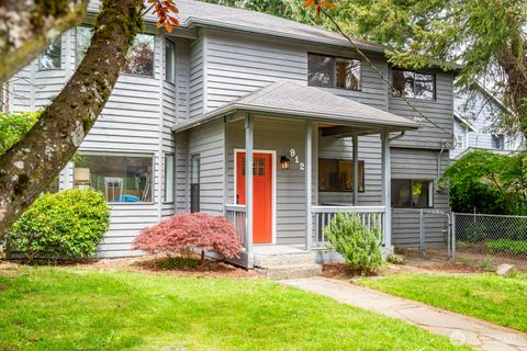 Photo of 912 NE 115th Street, Seattle, WA 98125 (MLS # 2517620)