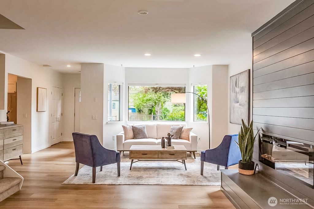 Photo of 912 NE 115th Street, Seattle, WA 98125 (MLS # 2517620)