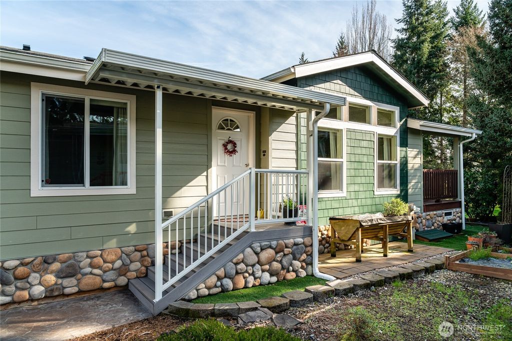 Photo of 815 124th Street SW, Everett, WA 98204 (MLS # 2495792)