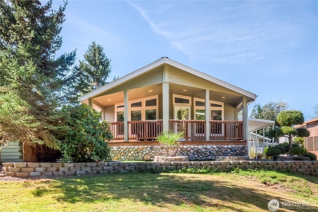 Photo of 815 124th Street SW, Everett, WA 98204 (MLS # 2495792)