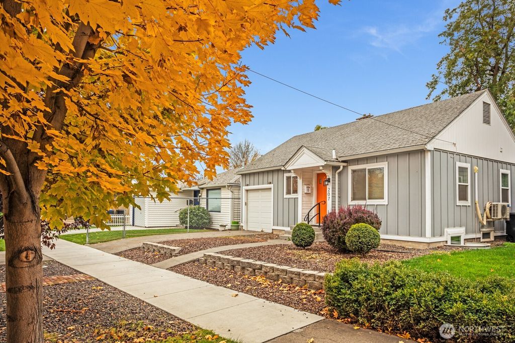 Photo of 207 N Colville Street, Walla Walla, WA 99362 (MLS # 2464974)