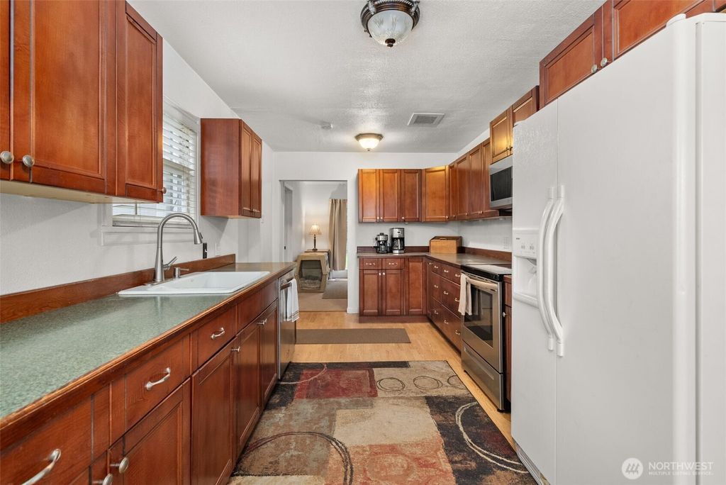 Photo of 1314 Rainier Street, Sumner, WA 98390 (MLS # 2472814)