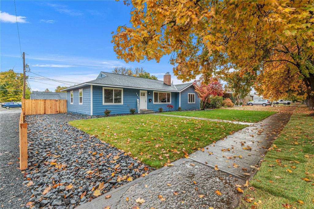 Photo of 301 Pioneer Drive, Wenatchee, WA 98801 (MLS # 2598487)