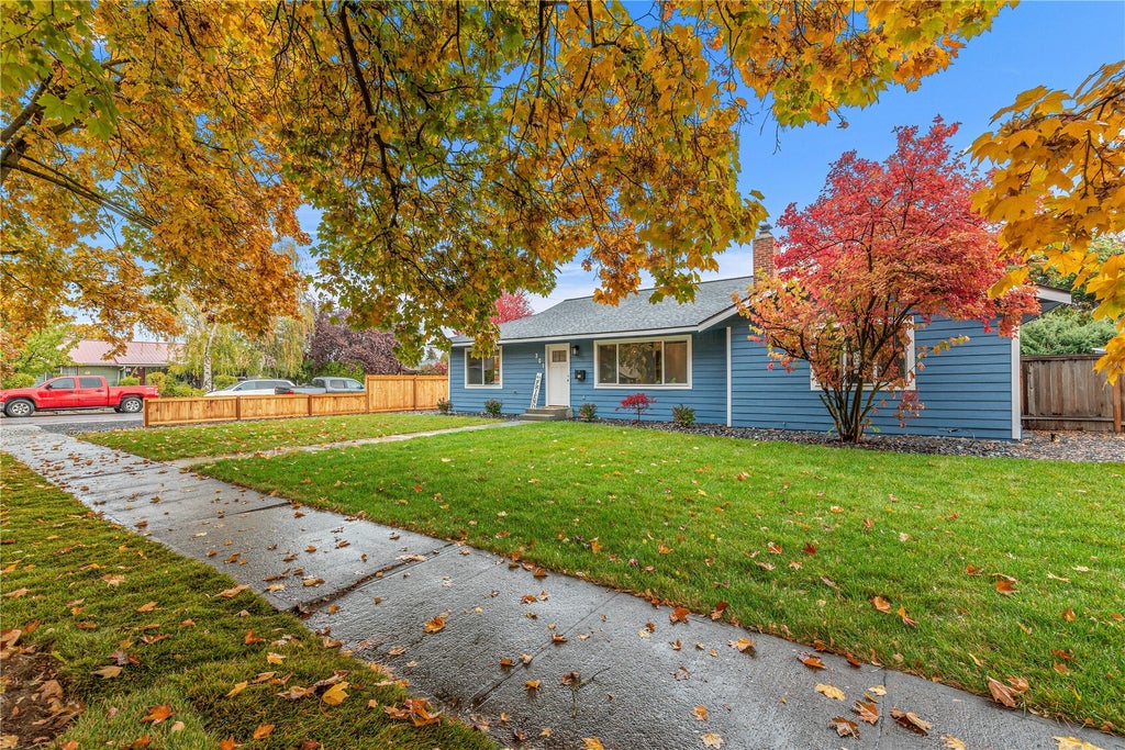 Photo of 301 Pioneer Drive, Wenatchee, WA 98801 (MLS # 2598487)