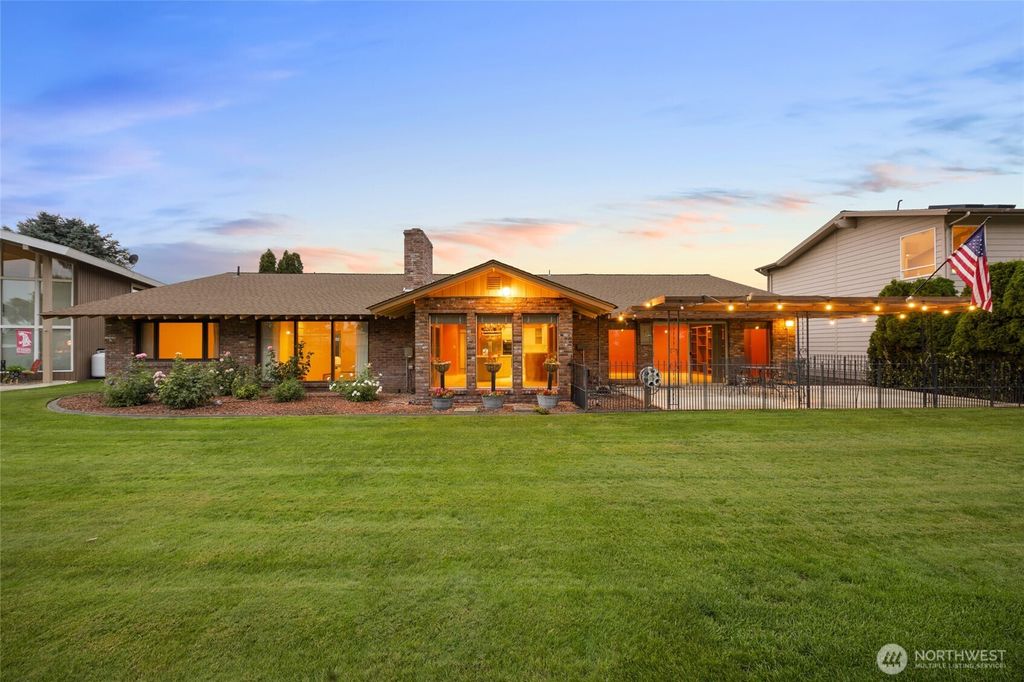 Photo of 1255 Fairway Drive, Moses Lake, WA 98837 (MLS # 2478104)