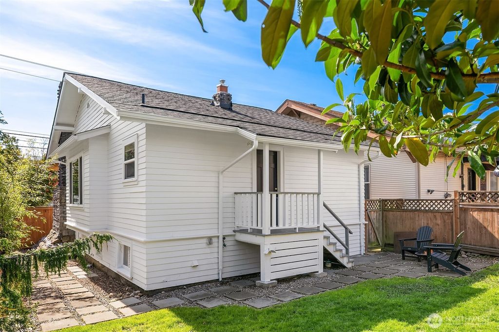 Photo of 108 NE 50th Street, Seattle, WA 98105 (MLS # 2351822)
