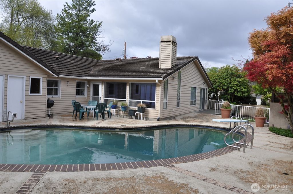 Photo of 4020 NE 85th Street, Seattle, WA 98115 (MLS # 2362816)