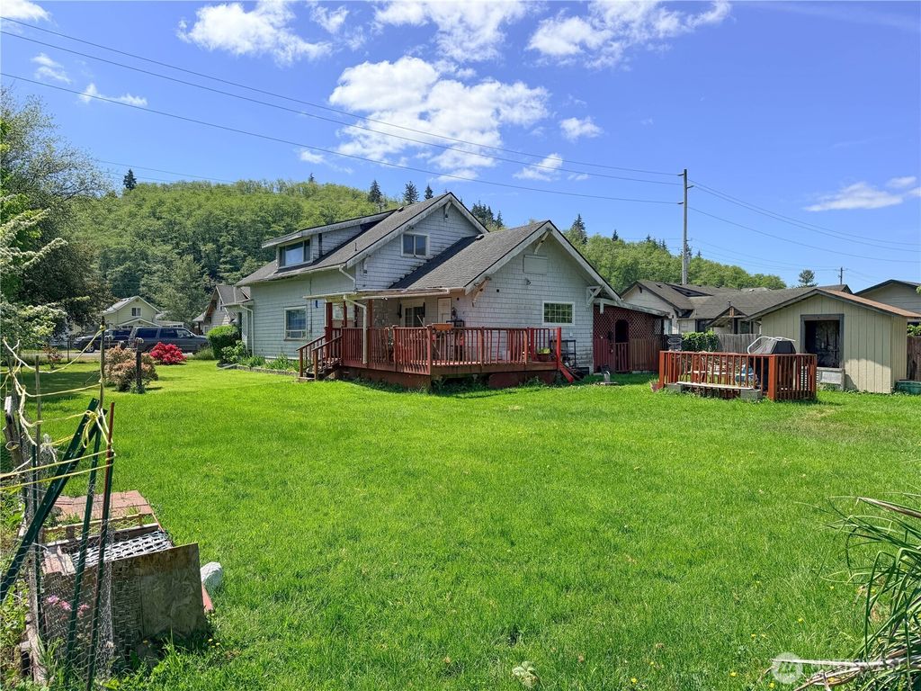 Photo of 617 Queen Street, Hoquiam, WA 98550 (MLS # 2518030)