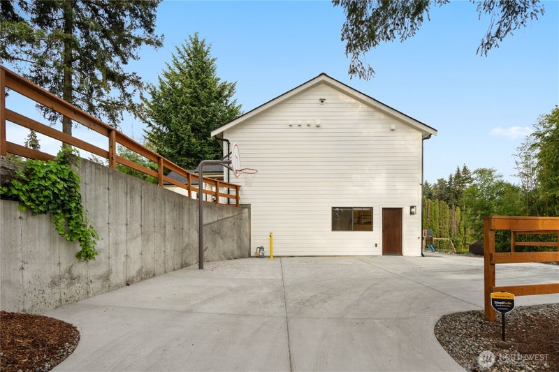 11016 46th Street E