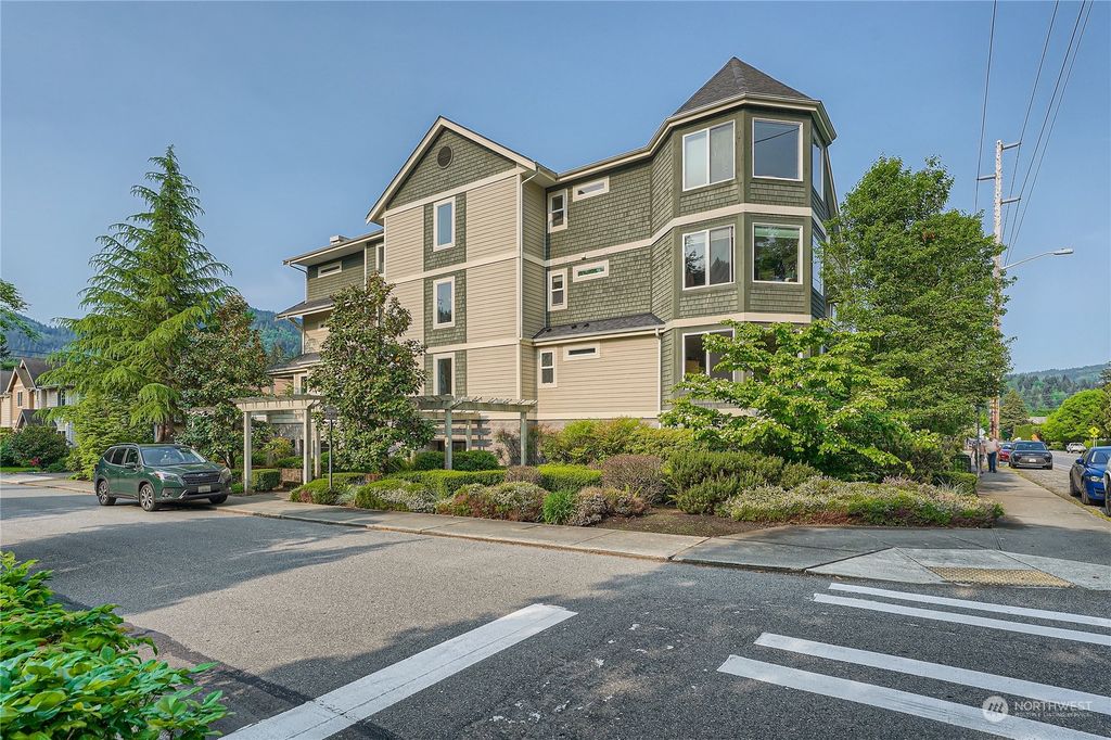 Photo of 485 E Sunset Way #1C, Issaquah, WA 98027 (MLS # 2068343)