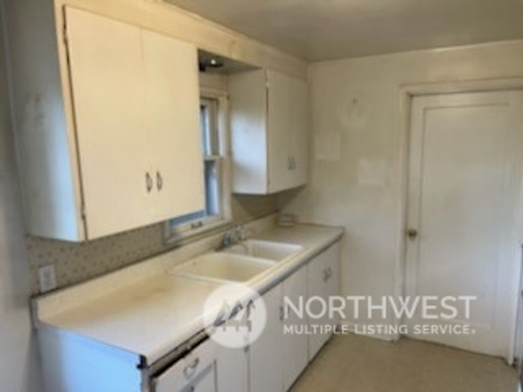 Photo of 15715 Meridian Avenue N, Shoreline, WA 98133 (MLS # 2034703)