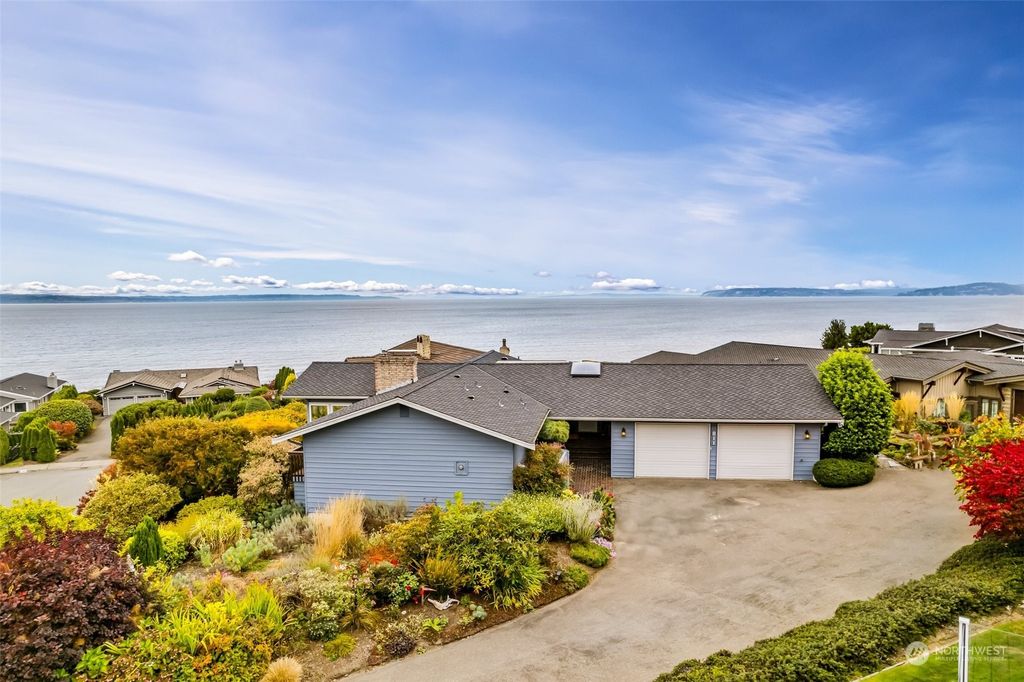 Photo of 811 Somerset Lane, Edmonds, WA 98020 (MLS # 2301078)