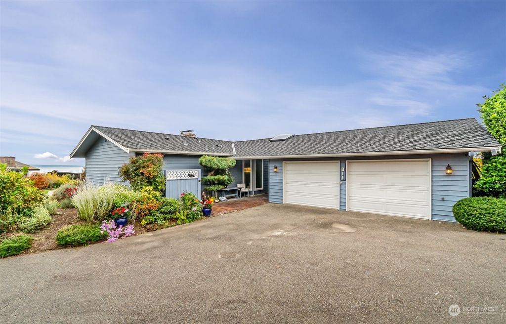Photo of 811 Somerset Lane, Edmonds, WA 98020 (MLS # 2301078)
