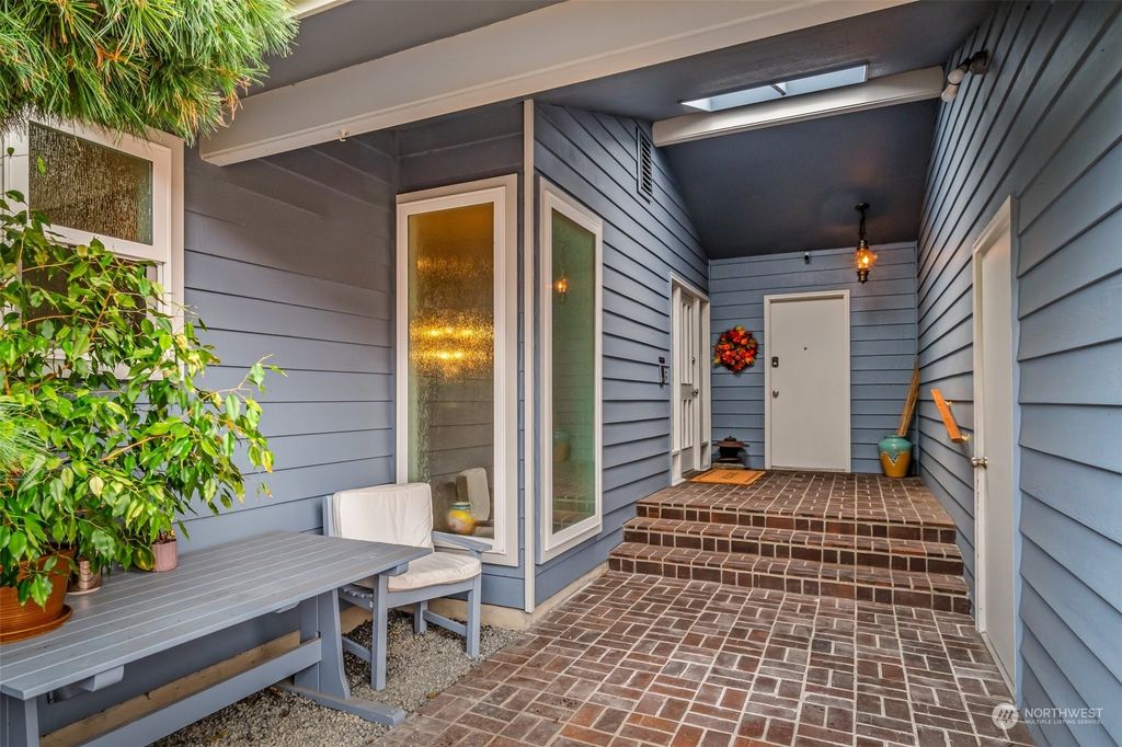 Photo of 811 Somerset Lane, Edmonds, WA 98020 (MLS # 2301078)