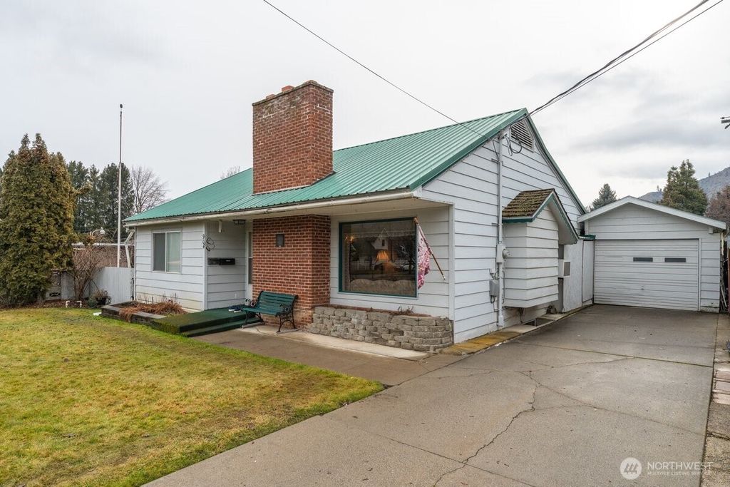 Photo of 904 Pioneer Avenue, Cashmere, WA 98815 (MLS # 2476848)