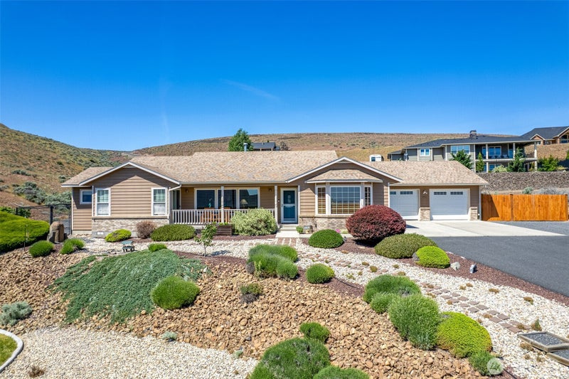493 Chrisview Court W