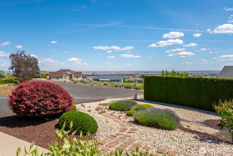 493 Chrisview Court W
