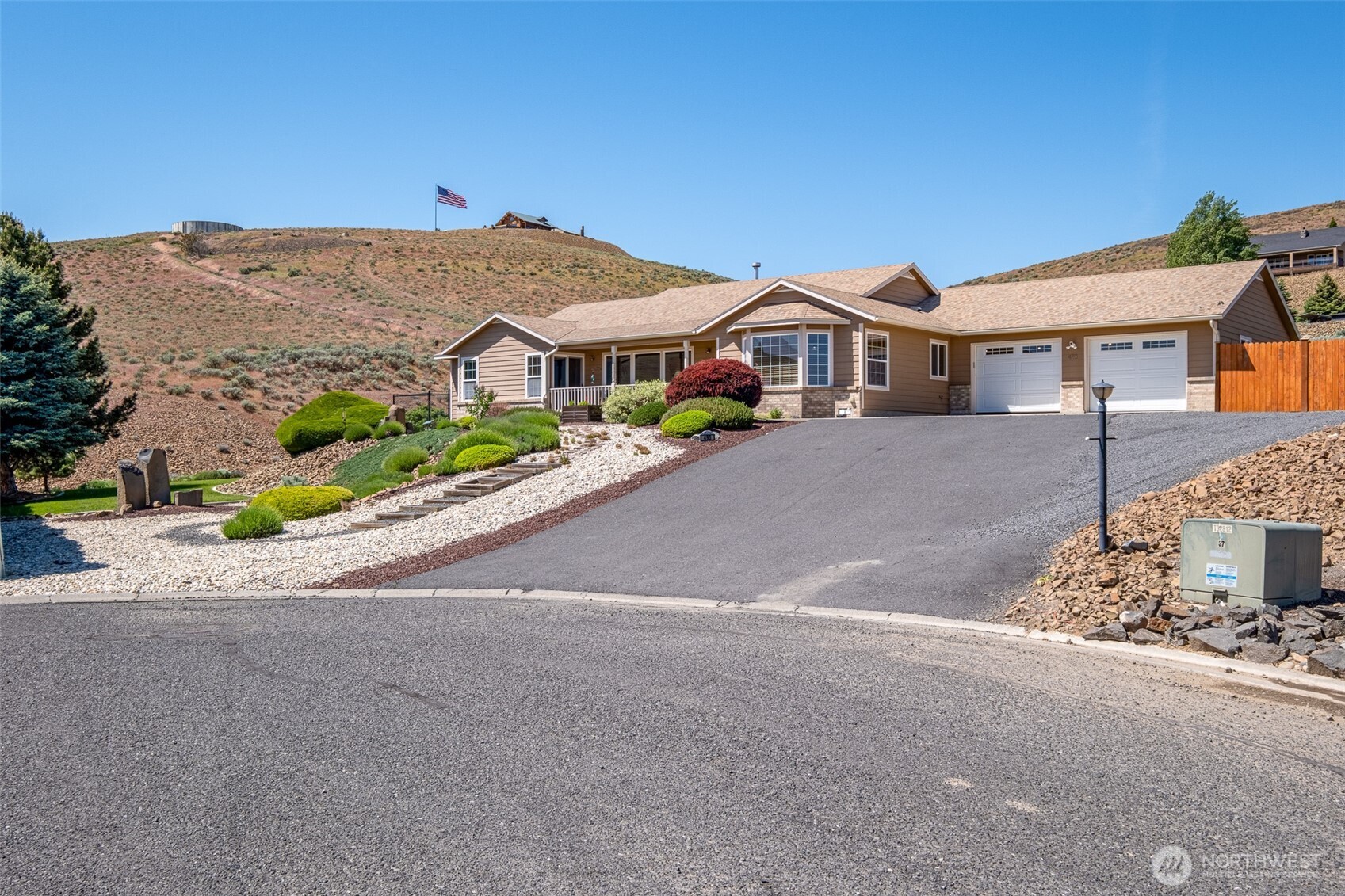 493 Chrisview Court W