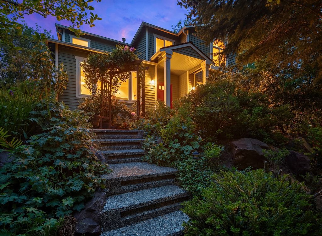 Photo of 6237 39th Avenue NE, Seattle, WA 98115 (MLS # 2374188)