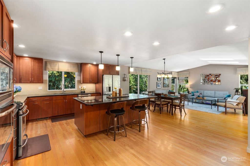 Photo of 17118 NE 98th Court, Redmond, WA 98052 (MLS # 2140128)