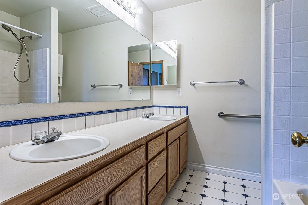 listing image 9368820035983360244