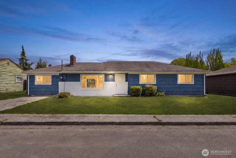 Photo of 1320 Shirley Place, Mount Vernon, WA 98274 (MLS # 2527861)