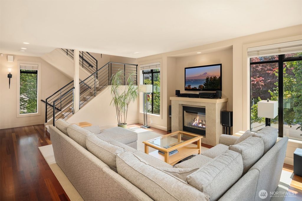 Photo of 427 2nd Street S #A, Kirkland, WA 98033 (MLS # 2469034)