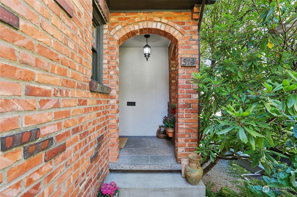 Photo of 314 Halladay Street, Seattle, WA 98109 (MLS # 2265634)