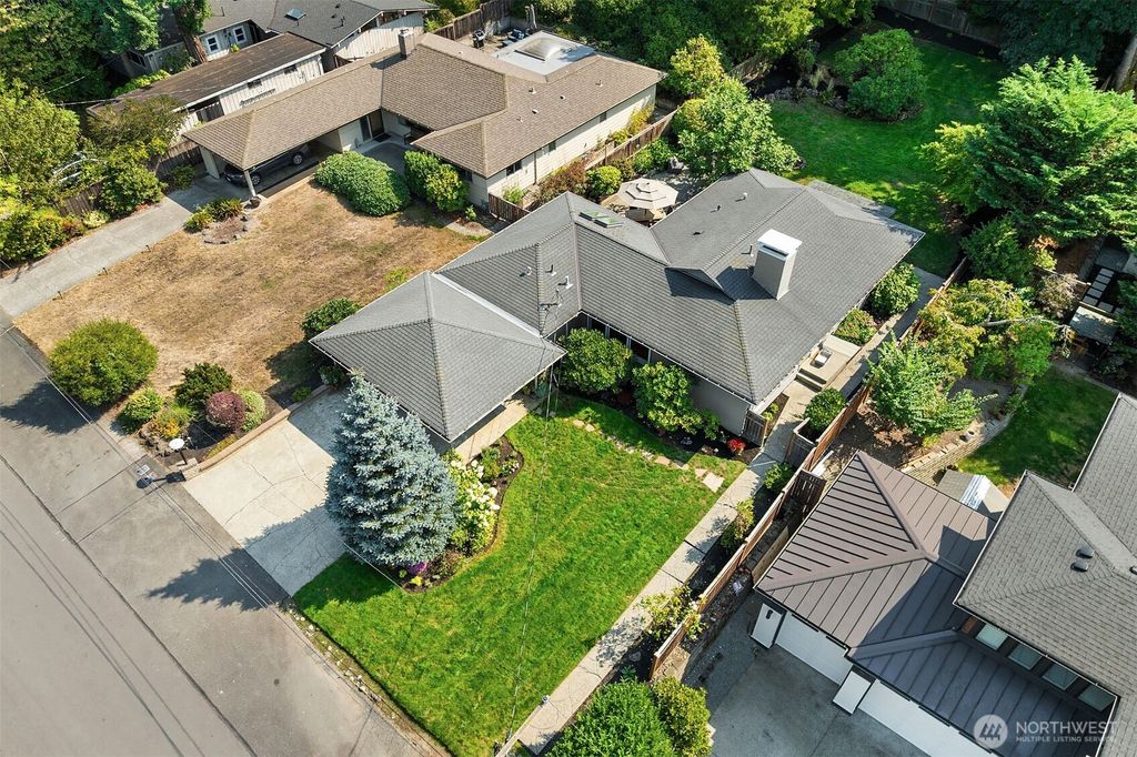 Photo of 8439 SE 39th Street, Mercer Island, WA 98040 (MLS # 2428457)
