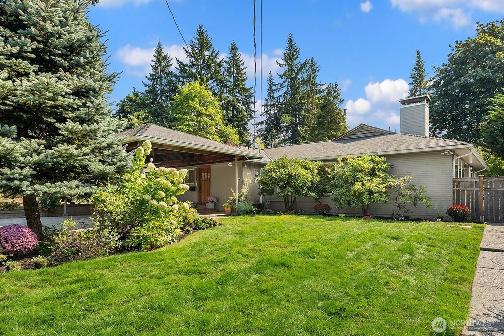 Photo of 8439 SE 39th Street, Mercer Island, WA 98040 (MLS # 2428457)