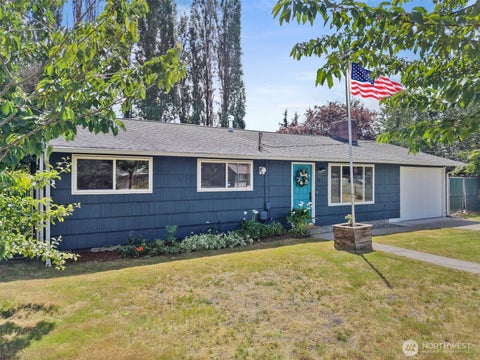 Photo of 1947 SW 350th Street, Federal Way, WA 98023 (MLS # 2534097)