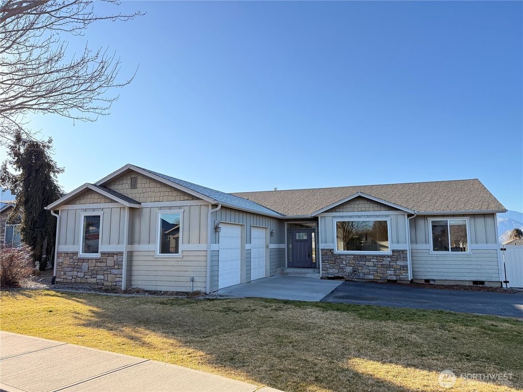 Photo of 1363 Boulder Loop Loop, East Wenatchee, WA 98802 (MLS # 2471368)