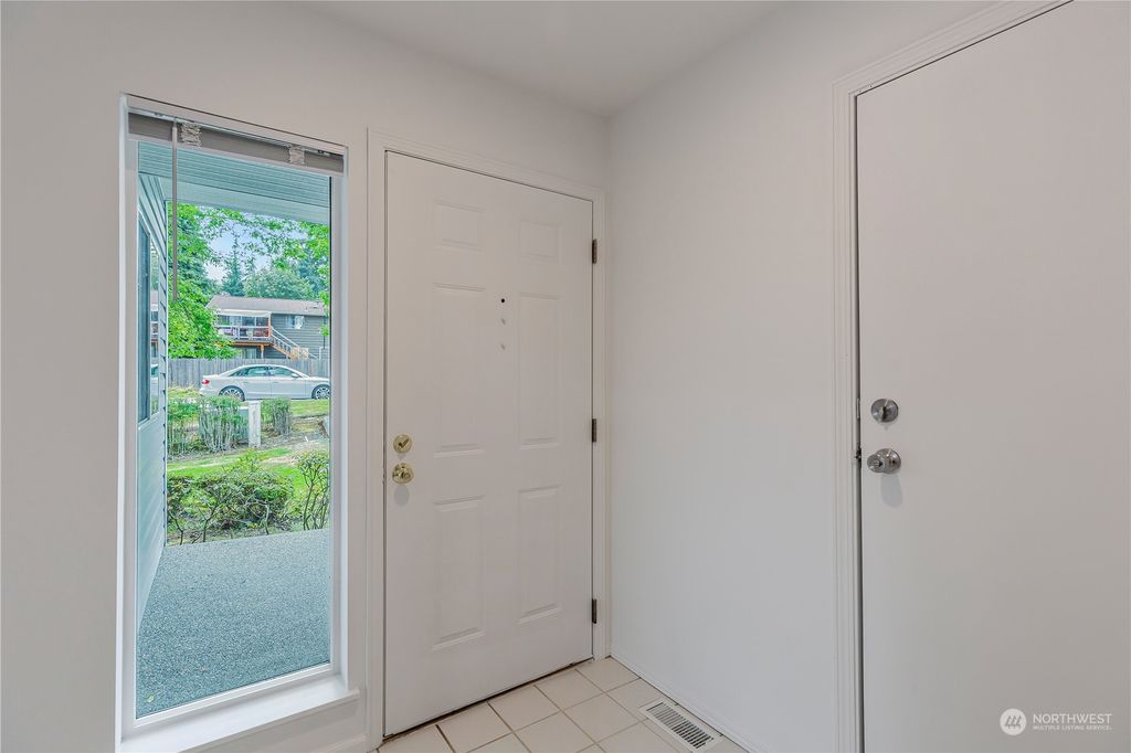 Photo of 15207 Admiralty Way #D11, Lynnwood, WA 98087 (MLS # 2278357)