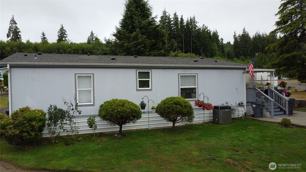 Photo of 1019 Stanford Dr Dr #26, Cosmopolis, WA 98537 (MLS # 2495788)