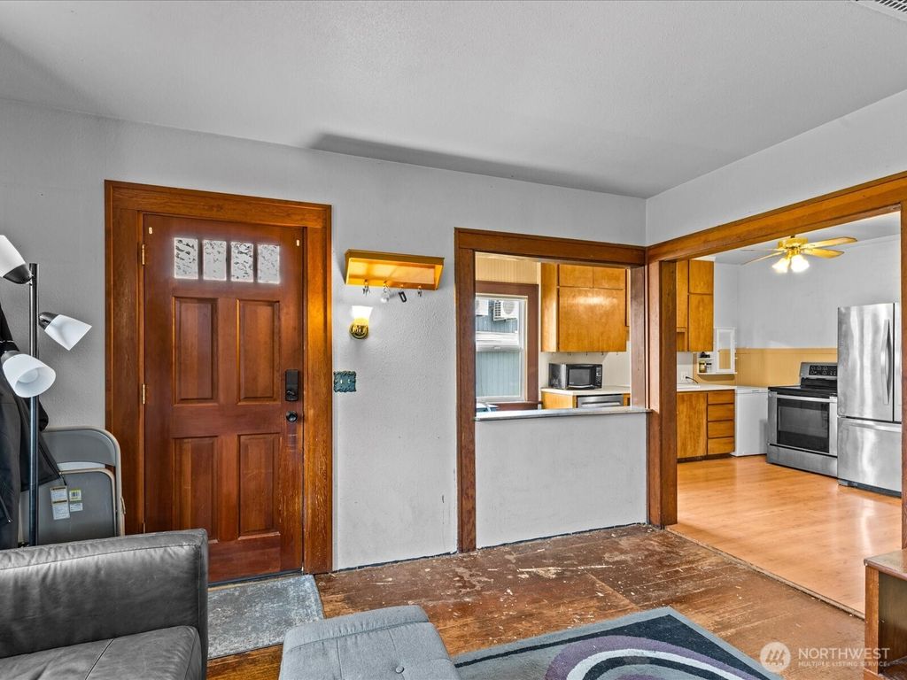 Photo of 6807 Commercial Avenue, Everett, WA 98203 (MLS # 2500117)