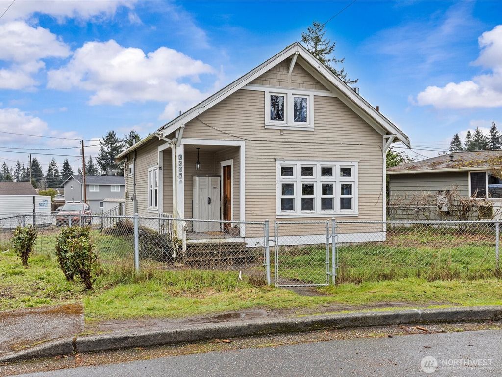Photo of 6807 Commercial Avenue, Everett, WA 98203 (MLS # 2500117)