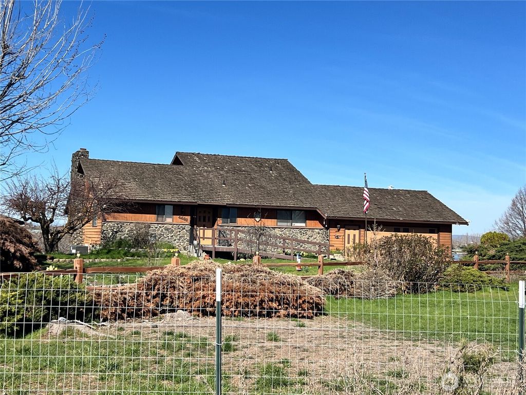 Photo of 4488 Shorecrest Drive NE, Moses Lake, WA 98837 (MLS # 2498734)