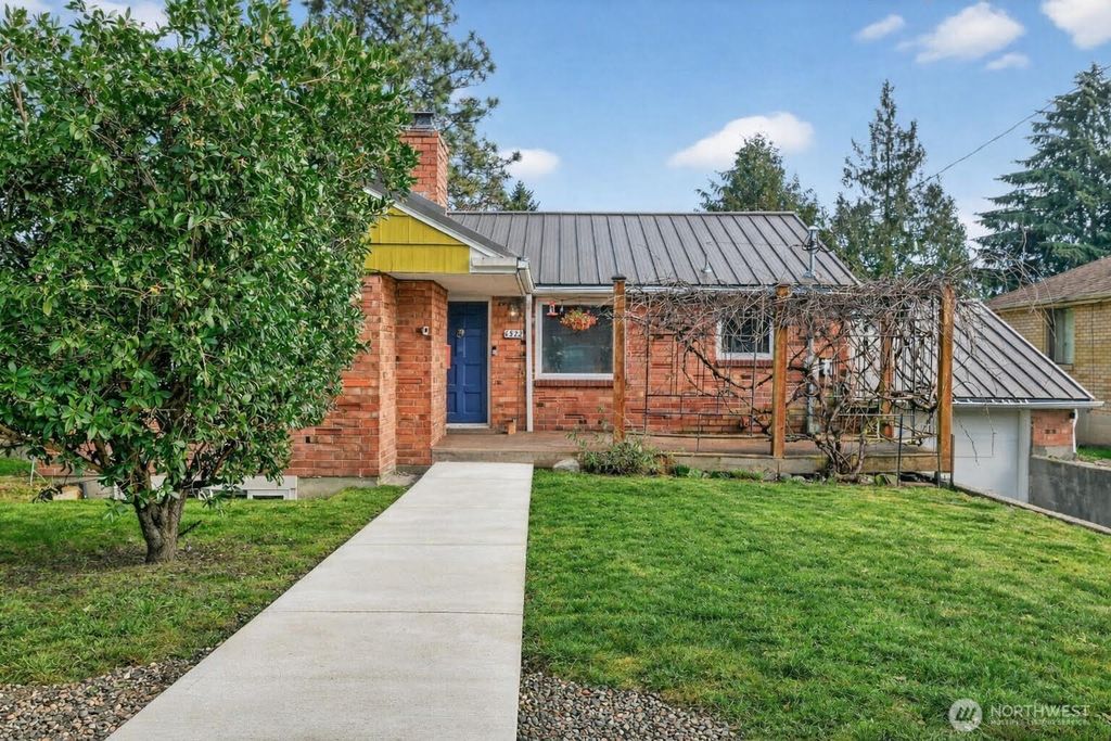 Photo of 6522 38th Avenue NE, Seattle, WA 98115 (MLS # 2485257)