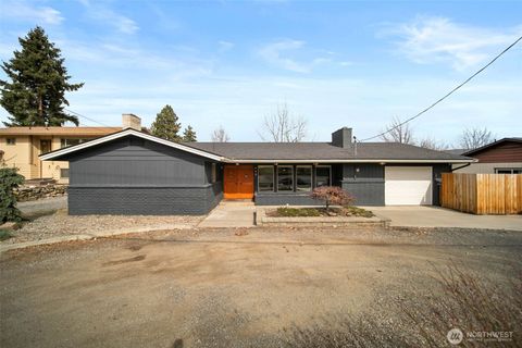 Photo of 840 Crawford Ave Ave, Wenatchee, WA 98801 (MLS # 2497128)