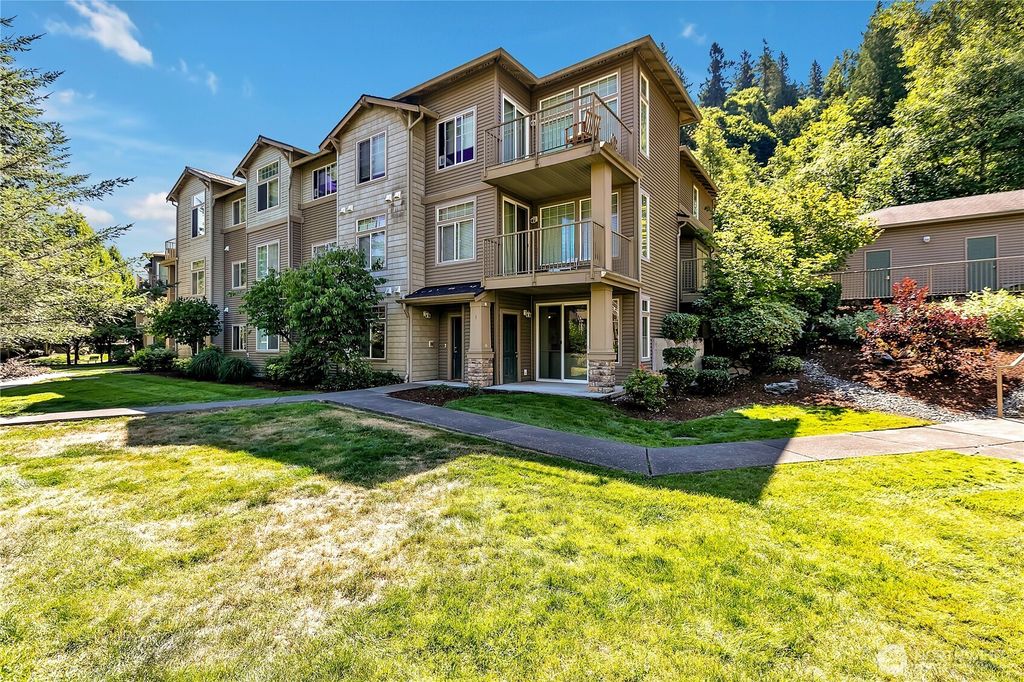 Photo of 15325 SE 155th Place #L-1, Renton, WA 98058 (MLS # 2409268)
