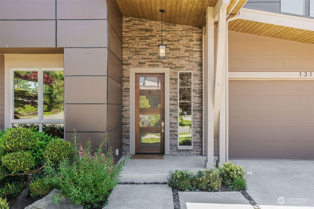 Photo of 13117 NE 101st Place, Kirkland, WA 98033 (MLS # 2249803)