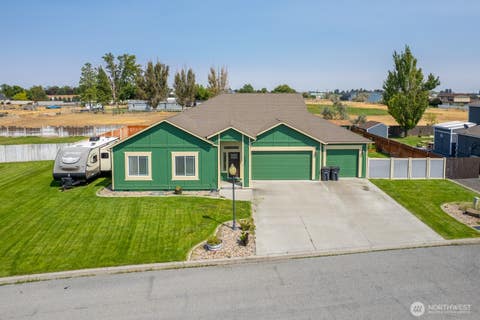 Photo of 121 Scenic Drive NE, Moses Lake, WA 98837 (MLS # 2565995)