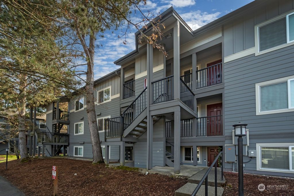 Photo of 11109 NE 124th Lane #B206, Kirkland, WA 98034 (MLS # 2044346)