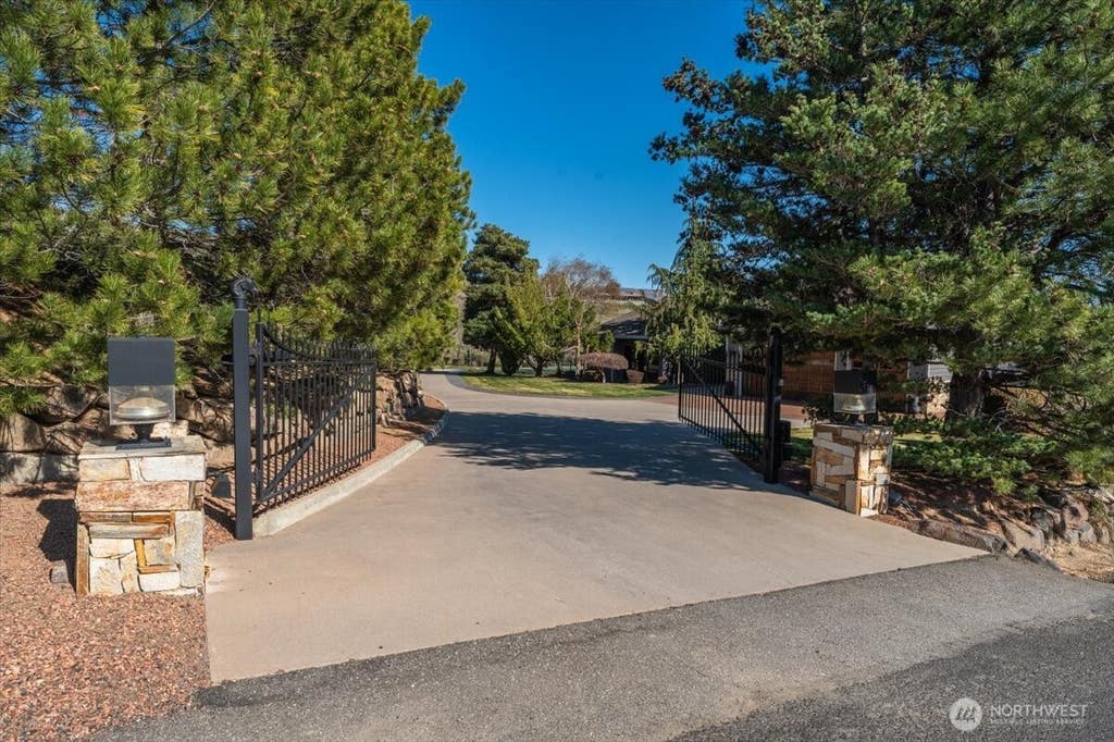 Photo of 4333 Anna Lane, Wenatchee, WA 98801 (MLS # 2569584)