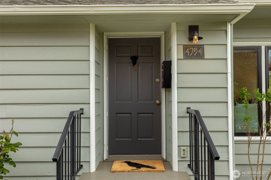 Photo of 4754 35th Avenue NE, Seattle, WA 98105 (MLS # 2505323)