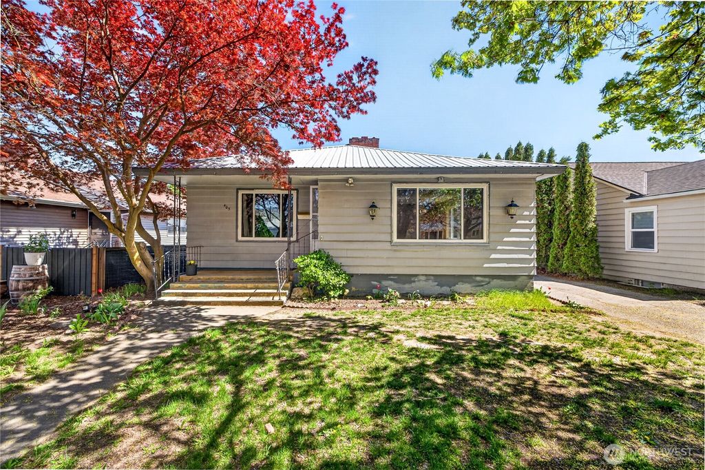 Photo of 405 Pioneer Drive, Wenatchee, WA 98801 (MLS # 2509903)