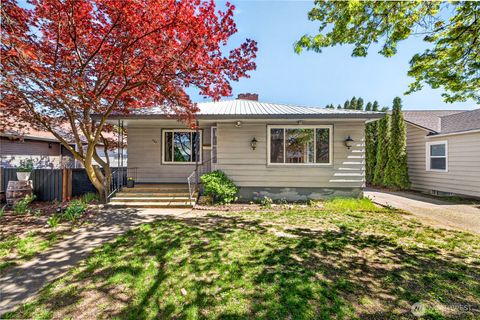 Photo of 405 Pioneer Drive, Wenatchee, WA 98801 (MLS # 2509903)