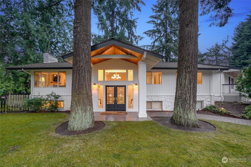 Photo of 2915 130th Place NE, Bellevue, WA 98005 (MLS # 2191650)