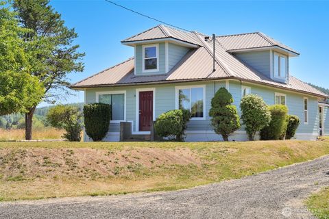 Photo of 2001 Heckard Road, Raymond, WA 98577 (MLS # 2397504)