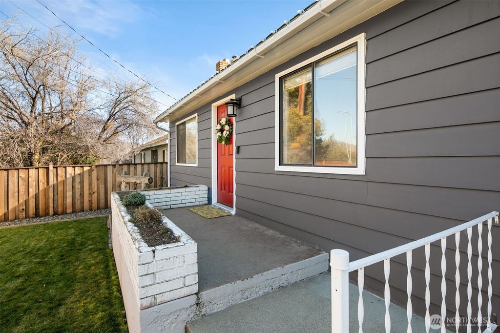 Photo of 1411 Maiden Lane, Wenatchee, WA 98801 (MLS # 2488114)